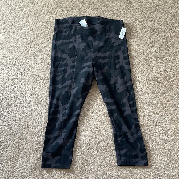 Old Navy Pants - High-Waisted Cropped Legging Black Camo